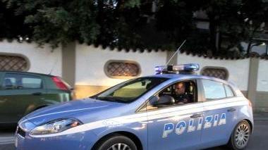 Sopra il dirigente del commissariato e in alto una volante della polizia empolese