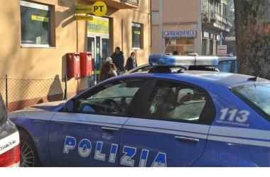 Sopra la cassiera minacciata con la pistola viene portata via in ambulanza a causa dello choc  