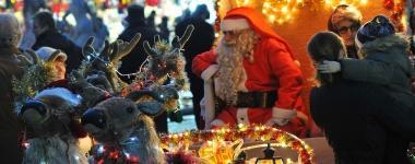 Strade, asili e teatri la slitta di Babbo Natale piena di opere e speranze