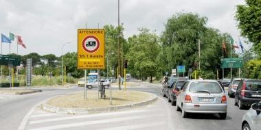 Nella foto a fianco, l’incrocio tra l’Aurelia e il viale delle Cascine; più a destra l’incrocio tra l’Aurelia e via Andrea Pisano