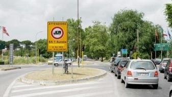 Nella foto a fianco, l’incrocio tra l’Aurelia e il viale delle Cascine; più a destra l’incrocio tra l’Aurelia e via Andrea Pisano