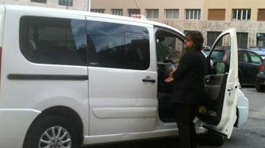 Ruba all'interno di un taxima lascia un'impronta sul vetro