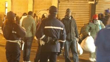<b>CONTROLLI A TAPPETO.</b> Sei vigili ogni turno contro l’abusivismo