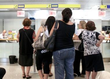 Utenti in coda alla posta 