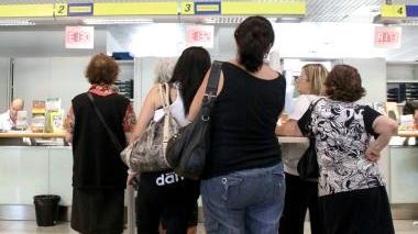 Utenti in coda alla posta