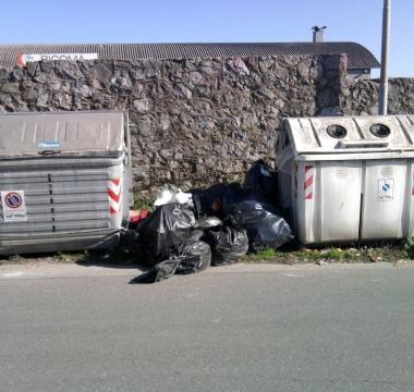 Sos immondizia abbandonata in via Cocchi ad Avenza