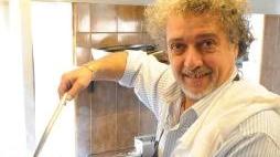 Checco Bugiani nella sua cucina