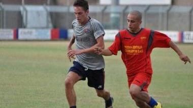 A sinistra col pallone Mattia Sartoni