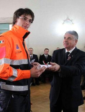 Gian Luca De Gregorio insignito dal prefetto 