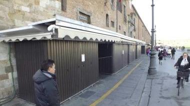 La recente serrata delle bancarelle in piazza del Duomo