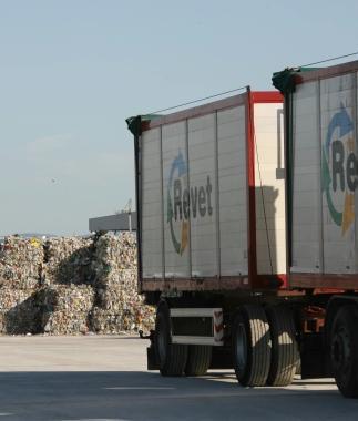 Un camion della Revet allinterno del piazzale di scarico dellazienda a Pontedera 