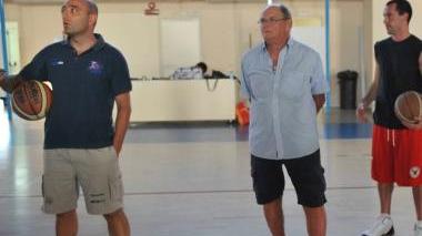 Il presidente Giuseppe Degl’Innocenti (al centro) con coach Barsotti