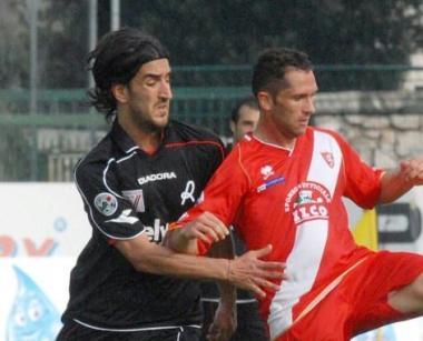 <b>AL VICENZA</b> Piermario Morosini contro Marco Sansovini in una partita del 2008-2009 