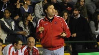 Coach Roberto Russo mentre dà istruzioni ai suoi da bordo campo