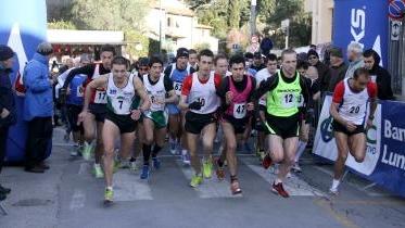 La partenza della gara. Sotto, la volata tra Jamali e Del Nista
