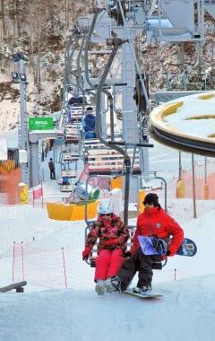 Sciatori sulle piste di Abetone nella mattinata di ieri