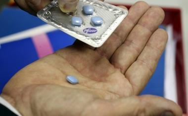 Una pillola di Viagra e, in basso, un sequestro di afrodisiaci taroccati      