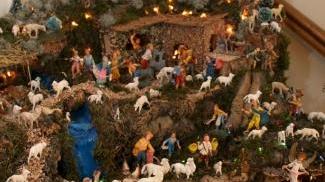 Sopra e in basso il presepe di Mirko Poli di Quiesa