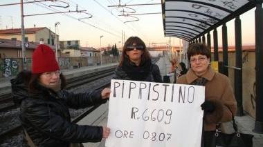 La protesta dei pendolari (al centro Giusi Iriti) della stazione Borgonuovo