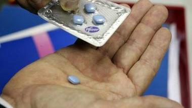 Una pillola di Viagra e, in basso, un sequestro di “afrodisiaci” taroccati