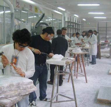 <b>AL LAVORO </b>Un gruppo di studenti del liceo artistico dellistituto Carducci impegnati nella lavorazione dellalabastro         