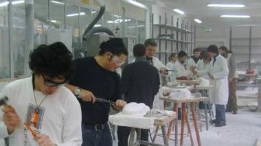 <b>AL LAVORO </b>Un gruppo di studenti del liceo artistico dell’istituto Carducci impegnati nella lavorazione dell’alabastro