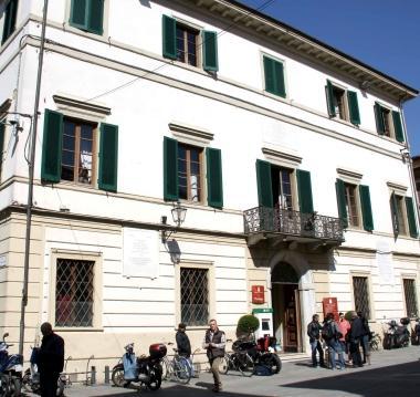 Il municipio di Camaiore: la campagna elettorale si avvia