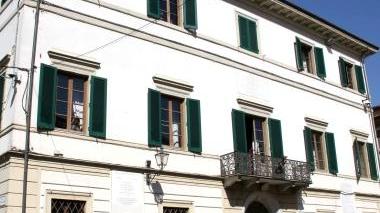 Il municipio di Camaiore: la campagna elettorale si avvia