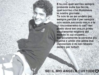 <b>LA PASSIONE PER LA BICI. </b> Lorenzo amava andare in montain bike sulle colline A destra, la foto ricordo con dedica degli amici 