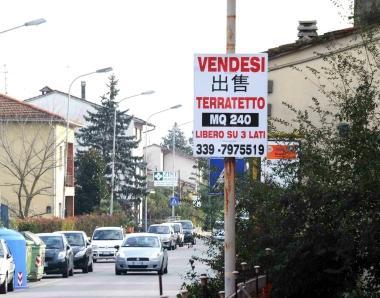 I cartelli con ideogrammi per i cinesi, possibili interessati alla villetta dello Sperone 