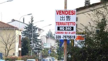 I cartelli con ideogrammi per i cinesi, possibili interessati alla villetta dello Sperone