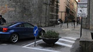 I varchi telematici posti all’entrata del centro storico della città; a sinistra, una delle telecamere di sorveglianza