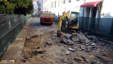 I lavori in corso (dovrebbero finire a settembre 2012) per la riqualificazione delle piazze Aranci e Mercurio nel centro   
