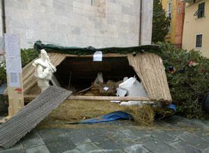 Carrara, il presepe senza pace dopo il furto lo porta via il vento