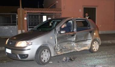 Resta incastrato nell'auto dopo lo schianto all'incrocio