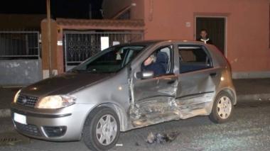 Resta incastrato nell'auto dopo lo schianto all'incrocio