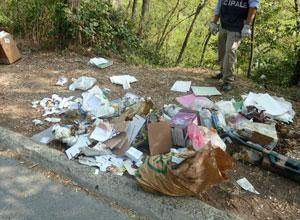 Scoperta discarica nel bosco, multate due persone