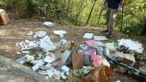 Scoperta discarica nel bosco, multate due persone