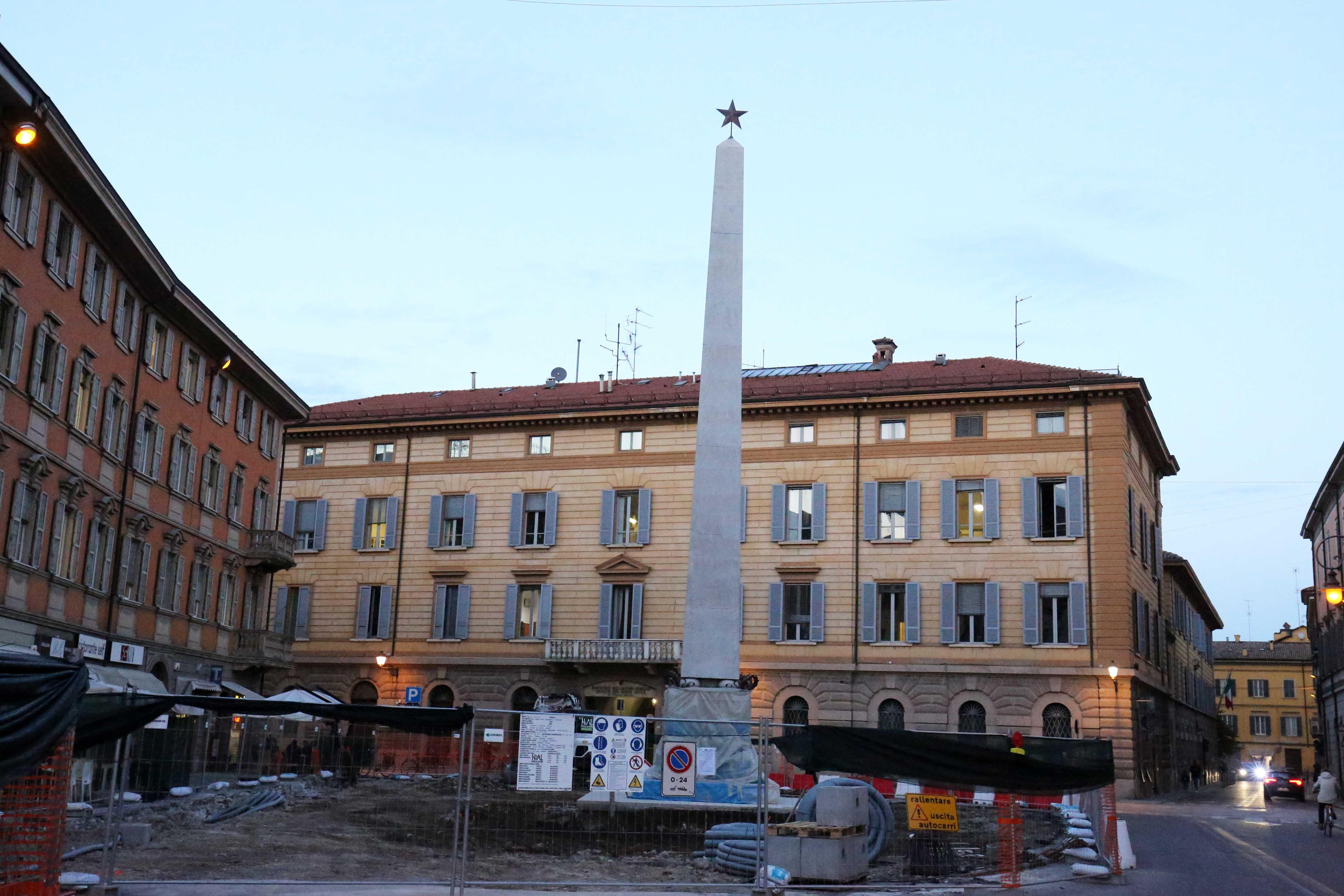 Reggio Emilia come Pisa: l'obelisco di piazza Gioberti pende su un lato