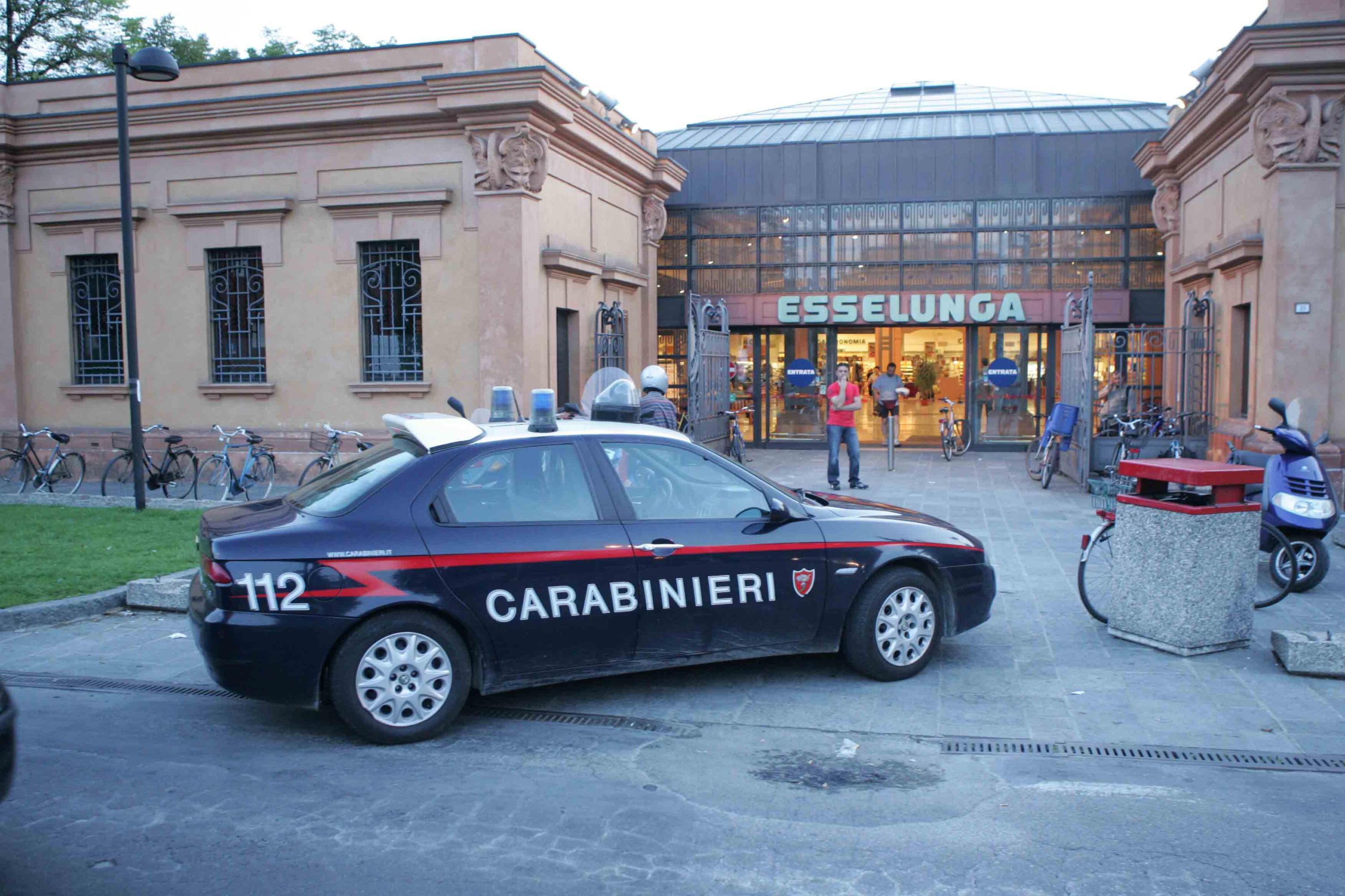Reggio Emilia, ruba i superalcolici e minaccia guardia giurata e dipendenti: arrestato