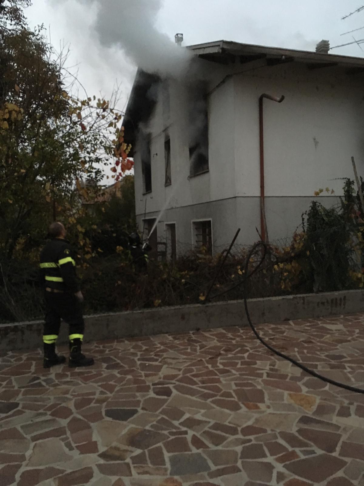 I vigili del fuoco in via Carrara a Boretto