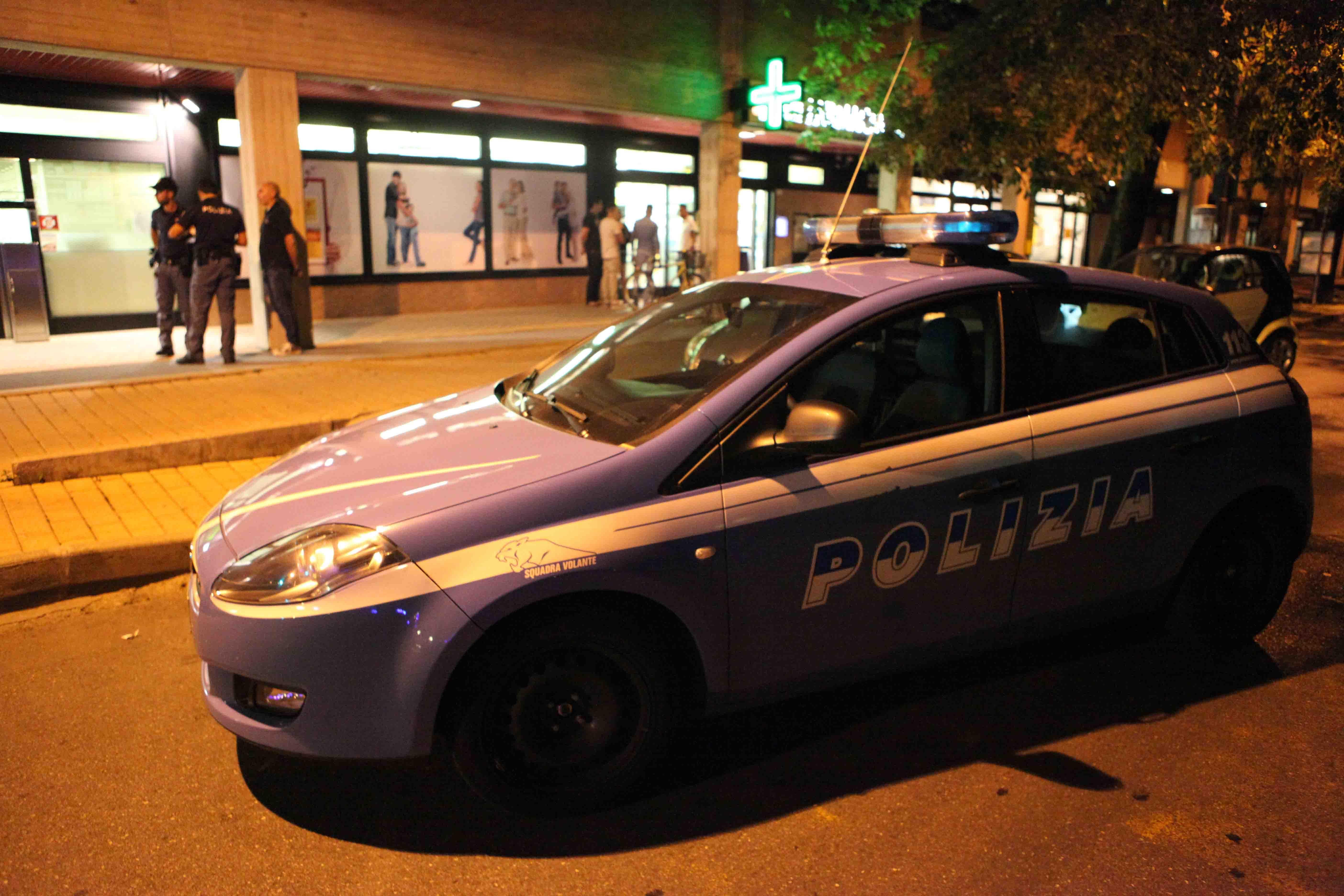 Reggio Emilia, stupra in casa una escort e scappa nudo calandosi dal balcone: arrestato 