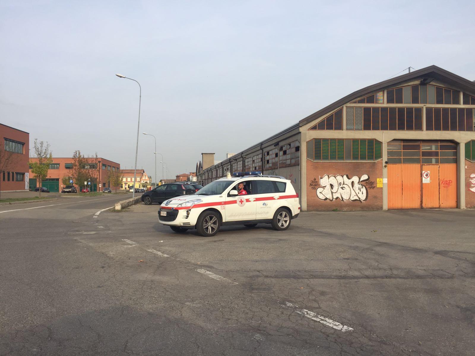 Trasportatore travolto da un muletto nel cortile di un'azienda, è grave