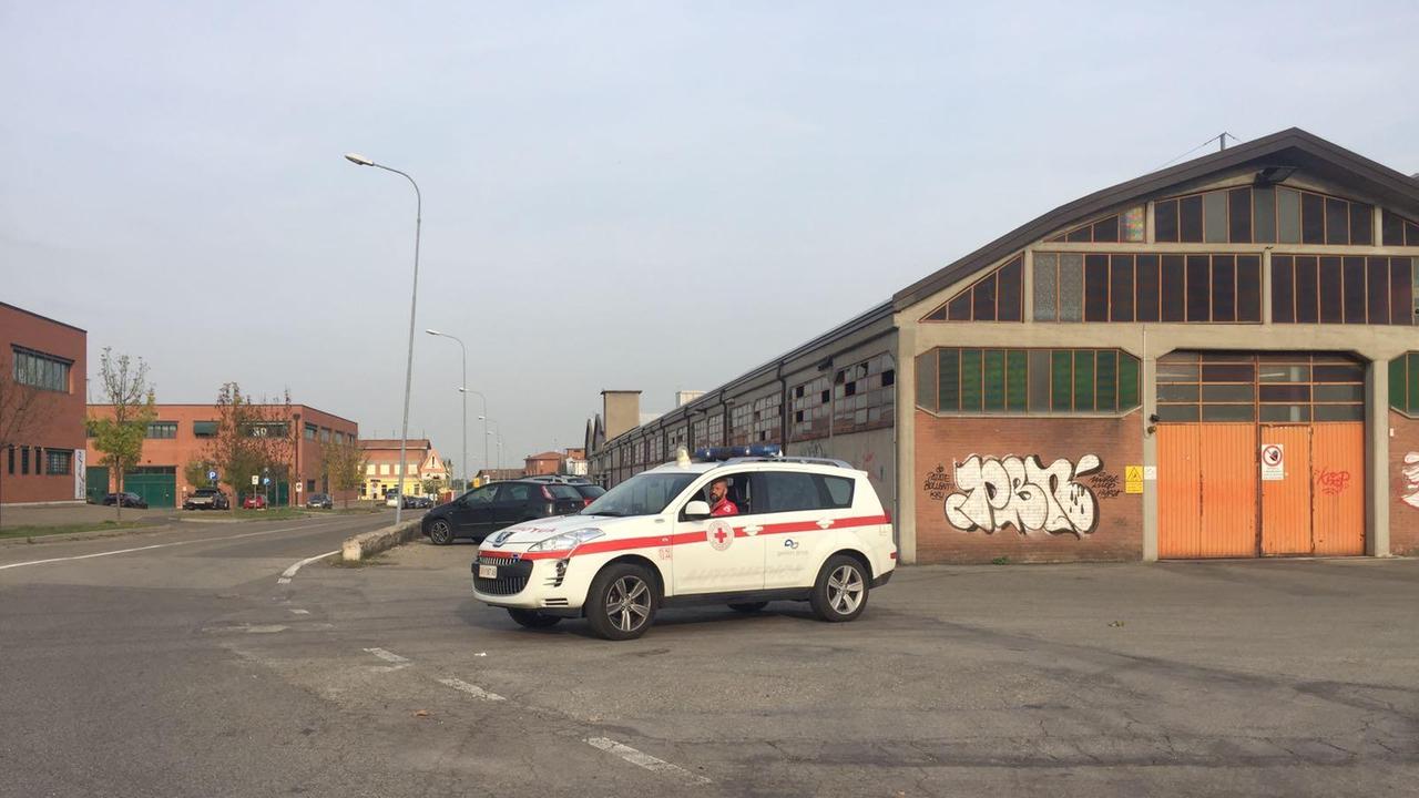 Trasportatore travolto da un muletto nel cortile di un'azienda, è grave