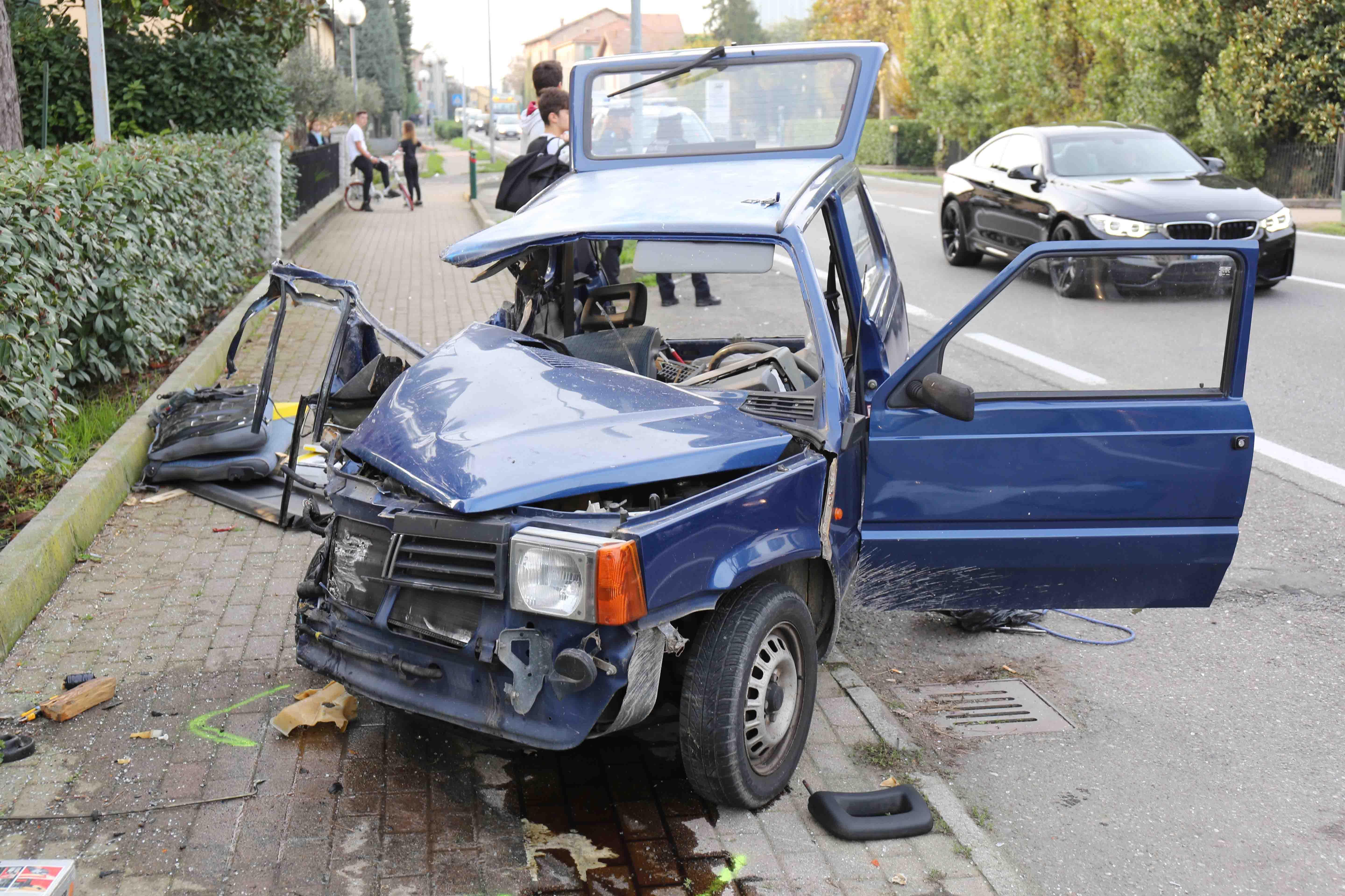 Reggio Emilia, si schianta con la Panda contro una betoniera: 63enne in fin di vita 