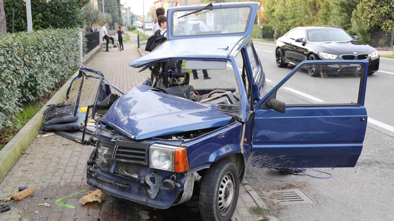 Reggio Emilia, si schianta con la Panda contro una betoniera: 63enne in fin di vita