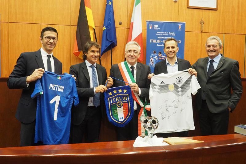 Sassuolo città azzurra: un momento della presentazione di Italia-Germania Under 20