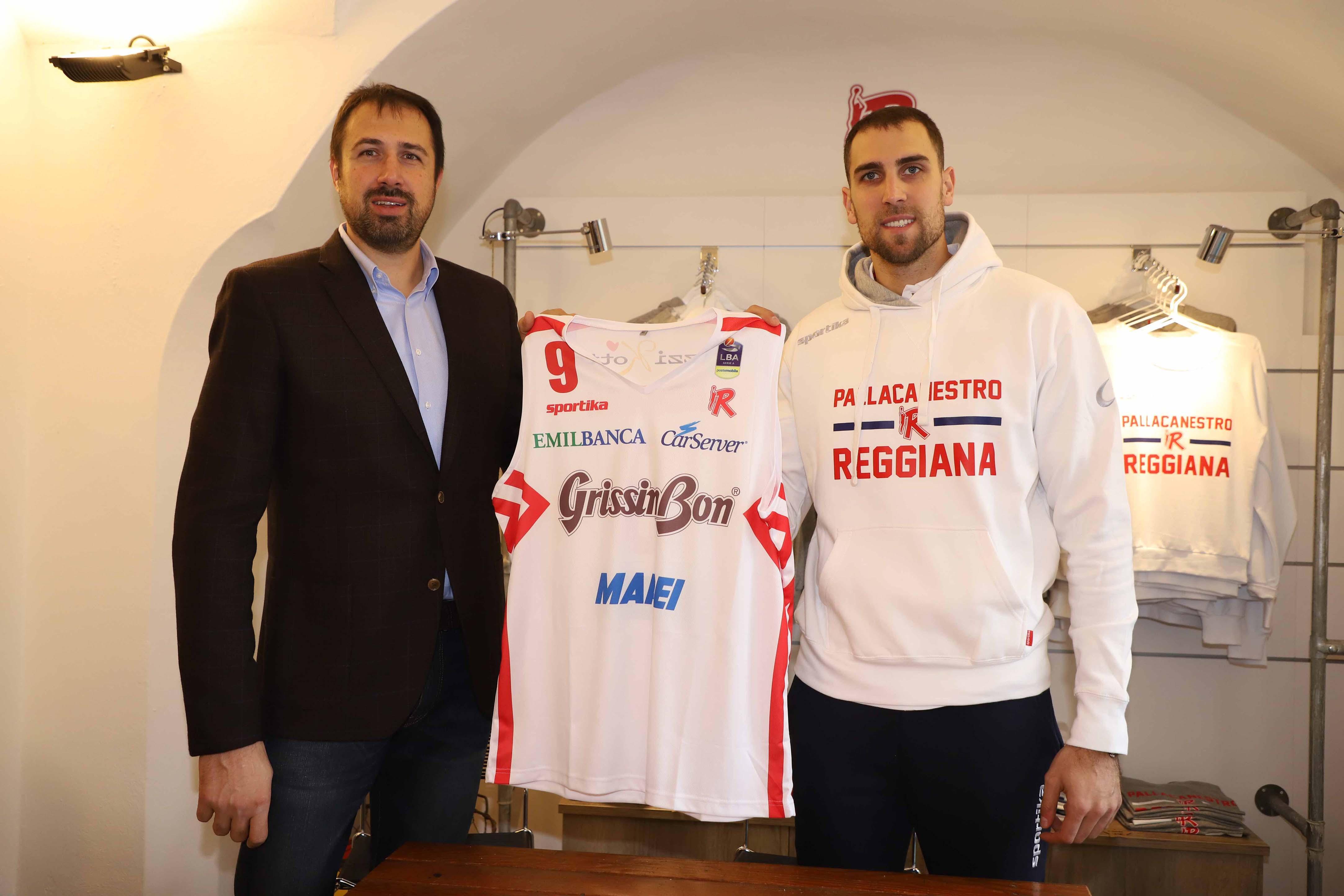 Il ds della Pallacanestro Reggiana Alessandro Frosini con la nuova ala grande Pablo Aguilar