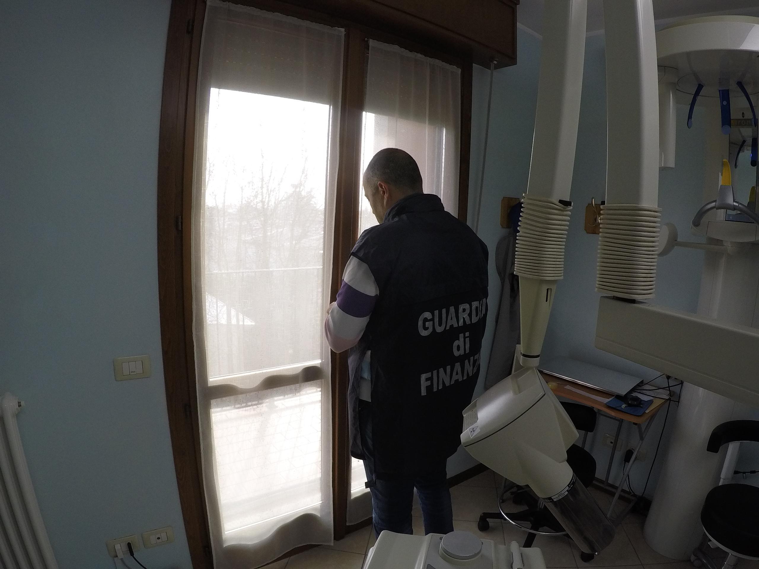 Lo studio di Luzzara dove lavorava il falso dentista