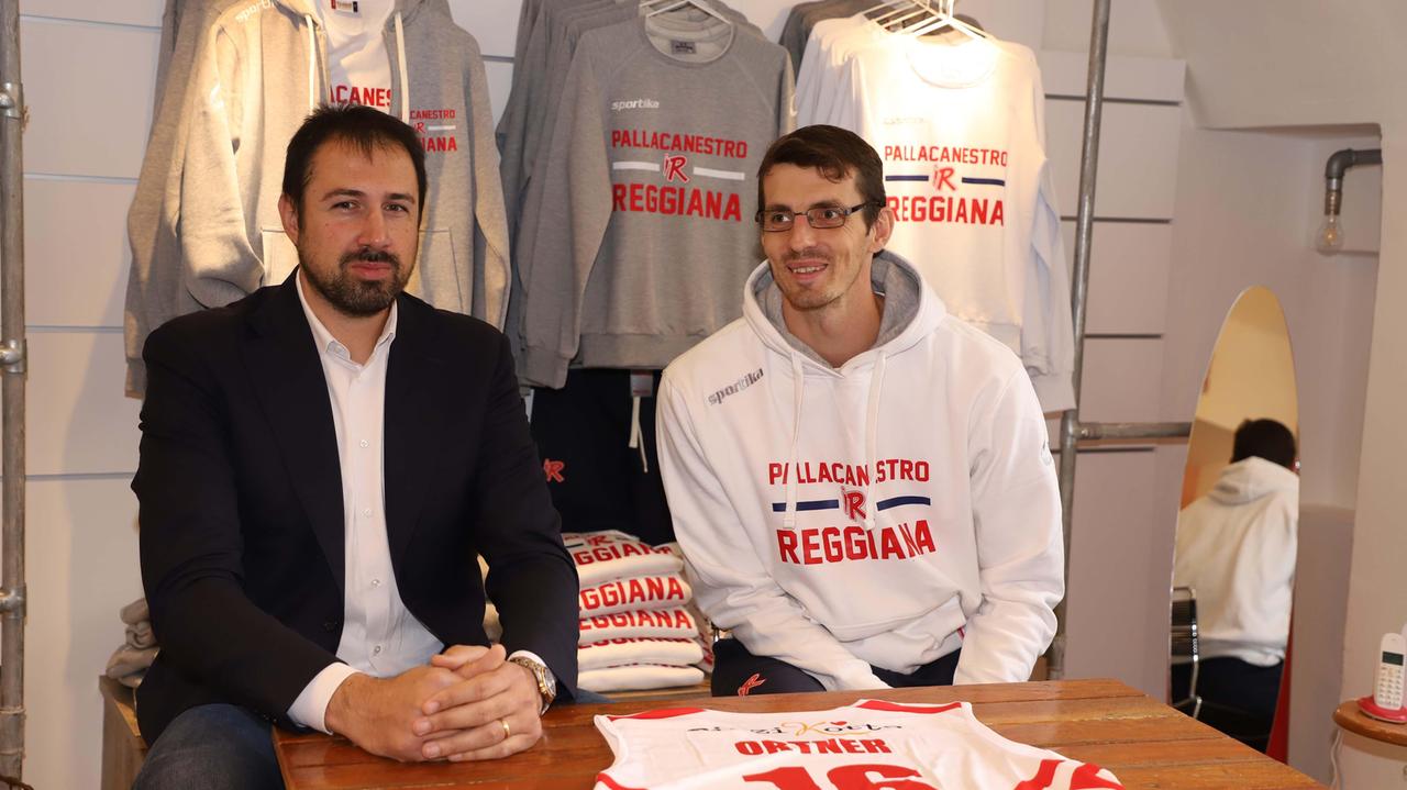 Il ds Alessandro Frosini con il nuovo centro biancorosso Ben Ortner